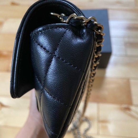 Authentic black lambskin gold hardware Chanel flap with chain - Picture 2 of 8